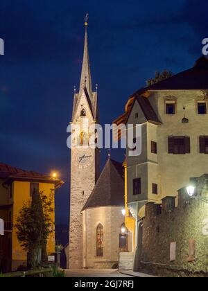 Chiesa Arcipretale Santa Maria Assunta et Palazzo Miniere. Architecture traditionnelle de la Primiero. Fiera di Primiero dans la vallée de Primiero en t Banque D'Images