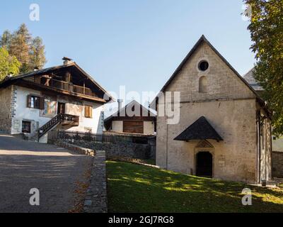 Vecchia Canonica et Chiesetta di San Martino. Architecture traditionnelle de la Primiero. Fiera di Primiero dans la vallée de Primiero dans les Dolomites Banque D'Images