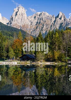 Lago Welsperg. Valle del Canali dans la chaîne de montagnes Pale di San Martino, une partie du site du patrimoine mondial de l'UNESCO Dolomites, dans les dolomites de la Primi Banque D'Images