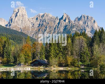 Lago Welsperg. Valle del Canali dans la chaîne de montagnes Pale di San Martino, une partie du site du patrimoine mondial de l'UNESCO Dolomites, dans les dolomites de la Primi Banque D'Images