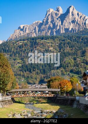 Rivière Cismon, en arrière-plan Pale di San Martino. Fiera di Primiero dans la vallée de Primiero dans les Dolomites de Trentin, Italie. Banque D'Images