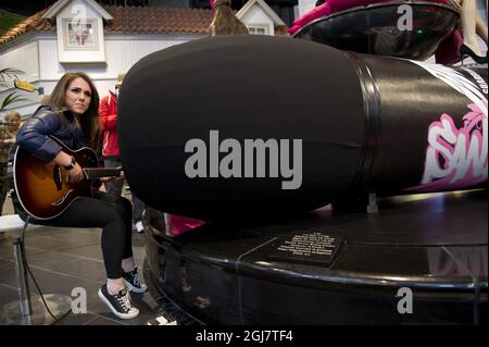 Le chanteur Sandi Thom a inauguré le plus grand microphone entièrement fonctionnel au monde au centre commercial Vala, à l'extérieur de Helsingborg, en Suède, le 14 avril 2013. Le microphone de 800 mètres de long et 4 kilogrammes de Guinness, approuvé par le record du monde, est construit par l'artiste suédois David Aberg. Banque D'Images