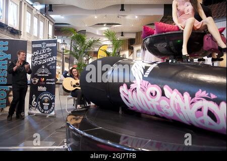 Le chanteur Sandi Thom a inauguré le plus grand microphone entièrement fonctionnel au monde au centre commercial Vala, à l'extérieur de Helsingborg, en Suède, le 14 avril 2013. Le microphone de 800 mètres de long et 4 kilogrammes de Guinness, approuvé par le record du monde, est construit par l'artiste suédois David Aberg. Banque D'Images