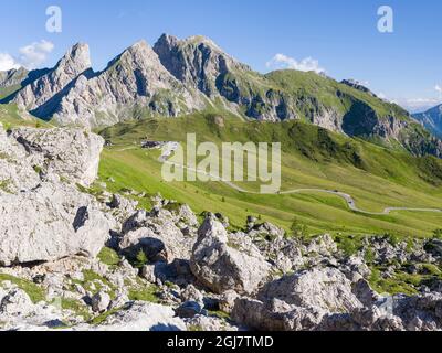 Dolomites à Passo Giau. Vue vers Monte Cernera et Monte Mondeval. Les Dolomites font partie du site classé au patrimoine mondial de l'UNESCO, en Italie. Banque D'Images