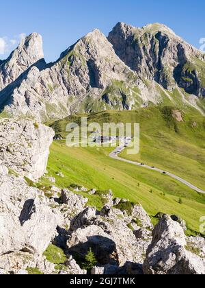 Dolomites à Passo Giau. Vue vers Monte Cernera et Monte Mondeval. Les Dolomites font partie du site classé au patrimoine mondial de l'UNESCO, en Italie. Banque D'Images