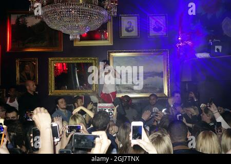 Le chanteur canadien de pop Justin Bieber est vu faire la fête à la Rose Night club à Stockholm, Suède la nuit avant le 25 avril 2013. Banque D'Images