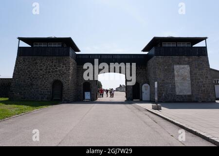 Mauthausen, Autriche - 12 août 2021 : site commémoratif du camp de concentration de Mauthausen. Protections SS et entrée des camions. Jour d'été ensoleillé Banque D'Images