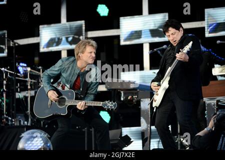 Les musiciens de rock américains Jon bon Jovi, à gauche, et Richie Sambora, à droite, se produisent à un concert en plein air à Stockholm le 24 mai 2013. Foto: Fredrik Sandberg / SCANPIX / Kod 10080 Banque D'Images