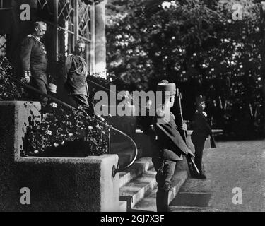 PHOTO 1917. Kaiser Wilhelm II d'Allemagne escortant le chef d'état-major général Paul von Hindenburg à sa voiture après le dîner à la résidence à l'occasion du 70e anniversaire de Hindenburg. Banque D'Images