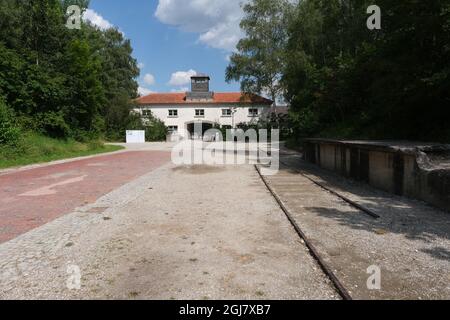 Dachau, Allemagne - 11 août 2021 : site commémoratif du camp de concentration. Ce qui reste de l'extrémité du chemin de fer du train des prisonniers. Entrée au camp. Banque D'Images