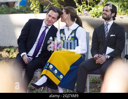 Christopher O'Neill, la princesse Madeleine et le prince Carl Philip lors des célébrations traditionnelles de la Journée nationale à Skansen, à Stockholm, le 6 juin 2013. Banque D'Images