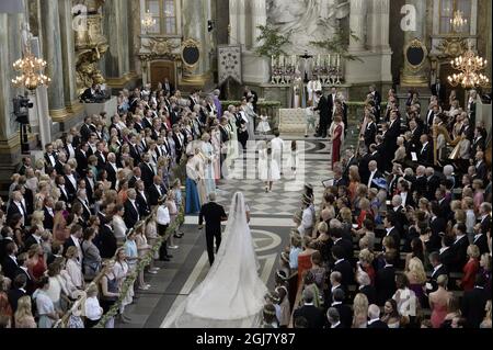 STOCKHOLM 20130608 la princesse Madeleine et le roi Carl XVI Gustaf arrivent la cérémonie de mariage entre la princesse Madeleine de Suède et M. Christopher O’Neill qui a eu lieu à la chapelle royale du Palais royal de Stockholm le samedi 8 juin 2013. Foto: Anders Wiklund / SCANPIX / Kod 10040 Banque D'Images