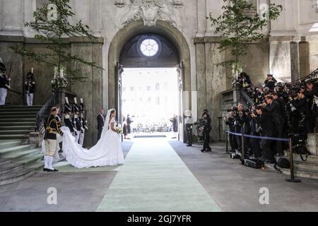 STOCKHOLM 20130608 le couple de mariés après la cérémonie la cérémonie de mariage entre la princesse Madeleine de Suède et M. Christopher OÃ‚Â Neill a eu lieu à la chapelle royale du Palais royal de Stockholm le samedi 8 juin 2013. Foto: SÃƒÂ ören Andersson / SCANPIX / Kod 1037 Banque D'Images