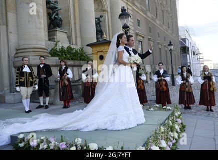 STOCKHOLM 20130608 le couple de mariés à Slottsbacken (colline du Château) après la cérémonie de mariage entre la princesse Madeleine de Suède et M. Christopher O’Neill, qui a eu lieu à la chapelle royale du Palais royal de Stockholm le samedi 8 juin 2013. Foto: Leif R Jansson / SCANPIX / Kod 10020 Banque D'Images