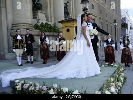 STOCKHOLM 20130608 le couple de mariés à Slottsbacken (colline du Château) après la cérémonie de mariage entre la princesse Madeleine de Suède et M. Christopher O’Neill, qui a eu lieu à la chapelle royale du Palais royal de Stockholm le samedi 8 juin 2013. Foto: Leif R Jansson / SCANPIX / Kod 10020 Banque D'Images