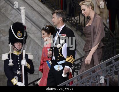 STOCKHOLM 2013-06-08 la princesse Marie, le prince héritier Frederik et la princesse Charlene quittent la chapelle royale après la cérémonie de mariage entre la princesse Madeleine de Suède et M. Christopher O’Neill qui a eu lieu à la chapelle royale du Palais royal de Stockholm le samedi 8 juin 2013. Foto: Leif R Jansson / SCANPIX / Kod 10020 Banque D'Images