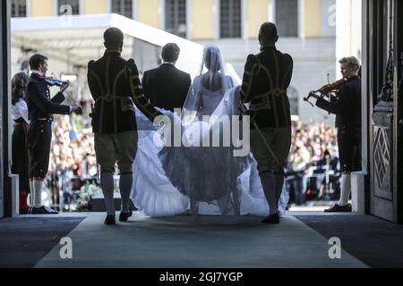 STOCKHOLM 20130608 le couple de mariés après la cérémonie la cérémonie de mariage entre la princesse Madeleine de Suède et M. Christopher O’Neill a eu lieu à la chapelle royale du Palais royal de Stockholm le samedi 8 juin 2013. Foto: Sören Andersson / SCANPIX / Kod 1037 Banque D'Images