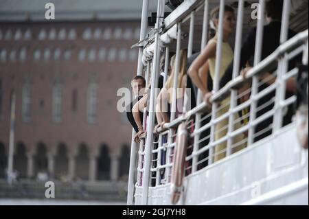 STOCKHOLM 20130608 invités partant sur trois bateaux différents de l'Evert Taubes Terrass à Riddarholmen à Stockholm au Palais Drottningholm où le dîner de mariage aura lieu le 8 juin 2013. Foto: Erik Martensson / SCANPIX / Kod 10400 Banque D'Images