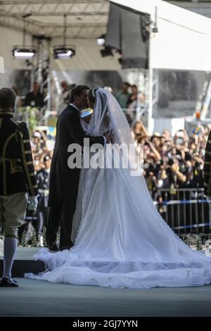 STOCKHOLM 20130608 le couple de mariée embrassant après la cérémonie la cérémonie de mariage entre la princesse Madeleine de Suède et M. Christopher O’Neill a eu lieu à la chapelle royale du Palais royal de Stockholm le samedi 8 juin 2013. Foto: Sören Andersson / SCANPIX / Kod 1037 Banque D'Images