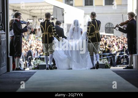 STOCKHOLM 20130608 le couple de mariée embrassant après la cérémonie la cérémonie de mariage entre la princesse Madeleine de Suède et M. Christopher O’Neill a eu lieu à la chapelle royale du Palais royal de Stockholm le samedi 8 juin 2013. Foto: Sören Andersson / SCANPIX / Kod 1037 Banque D'Images