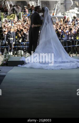 STOCKHOLM 20130608 le couple de mariée embrassant après la cérémonie la cérémonie de mariage entre la princesse Madeleine de Suède et M. Christopher O’Neill a eu lieu à la chapelle royale du Palais royal de Stockholm le samedi 8 juin 2013. Foto: Sören Andersson / SCANPIX / Kod 1037 Banque D'Images