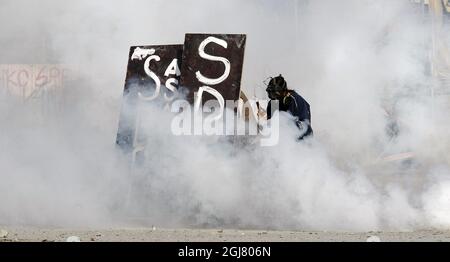 ISTANBUL 2013-06-11 des manifestants tiennent des cocktails molotov sur la place Taksim à Istanbul au début du 11 juin 2013 alors que des manifestants et des policiers anti-émeutes se sont affrontés. La police anti-émeutes est entrée de nouveau sur la place de protestation d'Istanbul aujourd'hui, en tirant des gaz lacrymogènes et des balles en caoutchouc sur des manifestants incendiaires dans le cadre d'une nouvelle escalade des troubles après que le Premier ministre turc Recep Tayyip Erdogan ait déclaré qu'il rencontrerait les leaders de la protestation. Des centaines d'officiers de police soutenus par des voitures blindées ont déménagé sur la place Taksim, l'épicentre de près de deux semaines de démonstrations anti-gouvernementales mortelles tôt le matin, en disant qu'ils voulaient retirer Make Banque D'Images