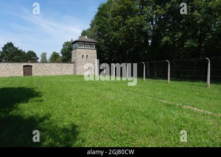 Mauthausen, Autriche - 12 août 2021 : site commémoratif du camp de concentration de Mauthausen. Protections SS et entrée des camions. Jour d'été ensoleillé Banque D'Images