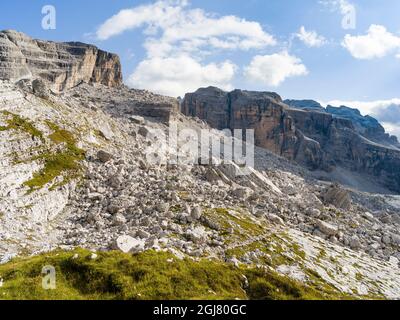 Vue de Groste vers le sud. Les Dolomites de Brenta, site classé au patrimoine mondial de l'UNESCO. Italie, Trentin, Val Rendena Banque D'Images