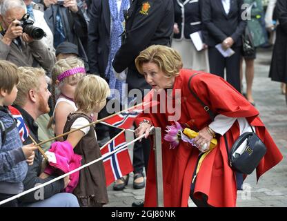 HARSTAD 20130618 la reine Sonja de Norvège est vue lors d'une promenade dans la ville de Harstad , Norvège du Nord le 18 juin 2013. Les Royals suédois sont en visite officielle sur invitation du roi Harald de Norvège. Foto: Anders Wiklund / SCANPIX Kod 10040 Banque D'Images