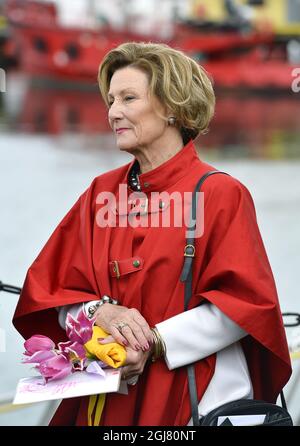 HARSTAD 20130618 la reine Sonja de Norvège est vue lors d'une promenade dans la ville de Harstad , Norvège du Nord le 18 juin 2013. Les Royals suédois sont en visite officielle sur invitation du roi Harald de Norvège. Foto: Anders Wiklund / SCANPIX Kod 10040 Banque D'Images