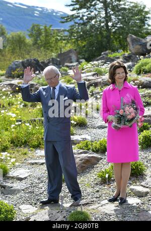 TROMSÃ– 2013-06-19 le roi Carl XVI Gustaf, la reine Silvia de Suède et le roi Harald et la reine Sonja de Norvège, visite la ville de Tromso, jardin botanique arctique nord de la Norvège le 19 juin 2013. Les Royals suédois sont en visite officielle sur invitation du roi Harald de Norvège. Photo Anders Wiklund / SCANPIX / Kod 10040 Banque D'Images