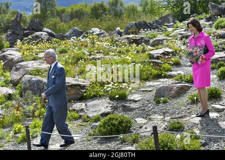 TROMSÃ– 2013-06-19 le roi Carl XVI Gustaf, la reine Silvia de Suède et le roi Harald et la reine Sonja de Norvège, visite la ville de Tromso, jardin botanique arctique nord de la Norvège le 19 juin 2013. Les Royals suédois sont en visite officielle sur invitation du roi Harald de Norvège. Photo Anders Wiklund / SCANPIX / Kod 10040 Banque D'Images