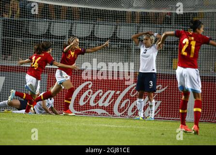 Alexia Putellas (2ndL), en Espagne, célèbre avec Vicky Losada (L) et Jennifer Hermoso (R), coéquipiers, après avoir remporté le but, alors que Stephanie Houghton, en Angleterre, semble abattu lors du match de football européen 2013 de groupe C entre l'Angleterre et l'Espagne à Idrottsparken à Norrkoping, en Suède, le 12 juillet 2013. L'Espagne a gagné le match 3-2. Photo: Stefan Jerrevang / SCANPIX / code 60160 Banque D'Images