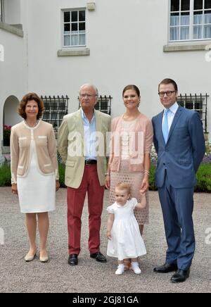 BORGHOLM 20130714 Reine suédoise Silvia (de gauche à droite), roi Carl XVI Gustaf, princesse Victoria, prince Daniel et leur avec la princesse fille Estelle, dans la cour de la résidence d'été de la famille royale Solliden, sur l'île d'Oeland, Suède, le 14 juillet 2012, Pendant les célébrations du 36e anniversaire de la princesse de la Couronne Victorias. Photo: Jonas Ekstromer / SCANPIX / code 610030 Banque D'Images