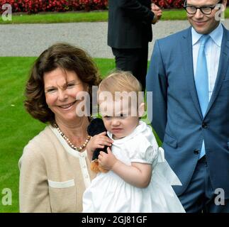 BORGHOLM 20130714 la Reine suédoise Silvia tient le grand-fille princesse Estelle, dans la cour de la résidence d'été de la famille royale Solliden, sur l'île d'Oeland, en Suède, le 14 juillet 2012, lors des célébrations du 36e anniversaire de la princesse Victorias. Photo: Jonas Ekstromer / SCANPIX / code 610030 Banque D'Images