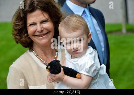 BORGHOLM 20130714 la Reine suédoise Silvia tient le grand-fille princesse Estelle, dans la cour de la résidence d'été de la famille royale Solliden, sur l'île d'Oeland, en Suède, le 14 juillet 2012, lors des célébrations du 36e anniversaire de la princesse Victorias. Photo: Jonas Ekstromer / SCANPIX / code 610030 Banque D'Images