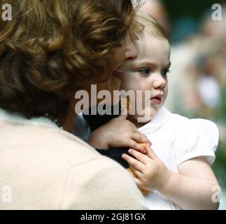 BORGHOLM 20130714 la Reine suédoise Silvia tient le grand-fille princesse Estelle, dans la cour de la résidence d'été de la famille royale Solliden, sur l'île d'Oeland, en Suède, le 14 juillet 2012, lors des célébrations du 36e anniversaire de la princesse Victorias. Photo: Stefan Jerrevang / SCANPIX / code 60160 Banque D'Images