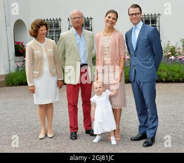 BORGHOLM 20130714 Reine suédoise Silvia (de gauche à droite), roi Carl XVI Gustaf, princesse Victoria, prince Daniel et leur avec la princesse fille Estelle, dans la cour de la résidence d'été de la famille royale Solliden, sur l'île d'Oeland, Suède, le 14 juillet 2012, Pendant les célébrations du 36e anniversaire de la princesse de la Couronne Victorias. Photo: Jonas Ekstromer / SCANPIX / code 610030 Banque D'Images