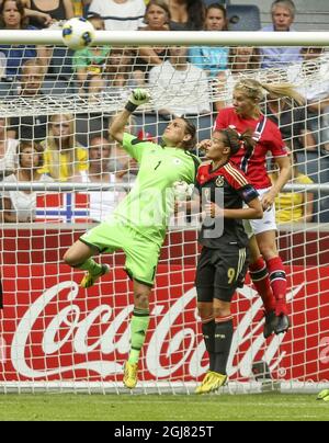 Le gardien de but allemand Nadine Angerer, à gauche, s'emboîte avec la Lena Lotzen allemande, au milieu, et Elise Thorsnes de Norvège, à droite, essayant de diriger le ballon à Friend's Arena à Stockholm, en Suède, samedi 28 juillet, lors de la finale de football européen des femmes de l'UEFA entre l'Allemagne et la Norvège. Banque D'Images