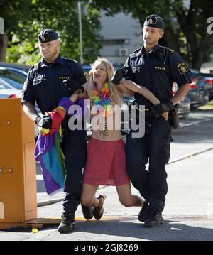 STOCKHOLM 20130801 quatre activistes de l'organisation féministe FEMIN ont mené une campagne jeudi matin à l'ambassade de Russie à Stockholm pour protester contre les lois anti-gay russes. Deux des militants sont entrés dans la zone de l'ambassade. La police a été appelée sur le site et les femmes ont été arrêtées par la suite pour intrusion. Cette semaine, le Stockholm Pride Festival a lieu. Foto Jonas Ekstromer / SCANPIX Kod 10030 Banque D'Images