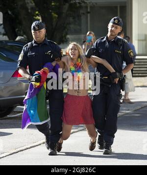 STOCKHOLM 20130801 quatre activistes de l'organisation féministe FEMIN ont mené une campagne jeudi matin à l'ambassade de Russie à Stockholm pour protester contre les lois anti-gay russes. Deux des militants sont entrés dans la zone de l'ambassade. La police a été appelée sur le site et les femmes ont été arrêtées par la suite pour intrusion. Cette semaine, le Stockholm Pride Festival a lieu. Foto Jonas Ekstromer / SCANPIX Kod 10030 Banque D'Images