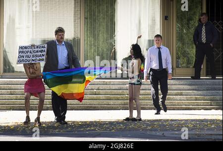 STOCKHOLM 20130801 quatre activistes de l'organisation féministe FEMIN ont mené une campagne jeudi matin à l'ambassade de Russie à Stockholm pour protester contre les lois anti-gay russes. Deux des militants sont entrés dans la zone de l'ambassade. La police a été appelée sur le site et les femmes ont été arrêtées par la suite pour intrusion. Cette semaine, le Stockholm Pride Festival a lieu. Foto Jonas Ekstromer / SCANPIX Kod 10030 Banque D'Images