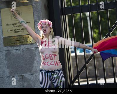 STOCKHOLM 20130801 quatre activistes de l'organisation féministe FEMIN ont mené une campagne jeudi matin à l'ambassade de Russie à Stockholm pour protester contre les lois anti-gay russes. Deux des militants sont entrés dans la zone de l'ambassade. La police a été appelée sur le site et les femmes ont été arrêtées par la suite pour intrusion. Cette semaine, le Stockholm Pride Festival a lieu. Foto Jonas Ekstromer / SCANPIX Kod 10030 Banque D'Images