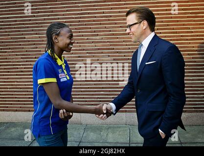 MOSKVA 2013-08-14 le prince Daniel est vu avec la coureuse Abeba Aregawi lors d'une réception pour les athlètes suédois à l'ambassade de Suède à Moscou, en Russie, le 14 août 2013. Foto: Erik Martensson / SCANPIX / Kod 10400 Banque D'Images