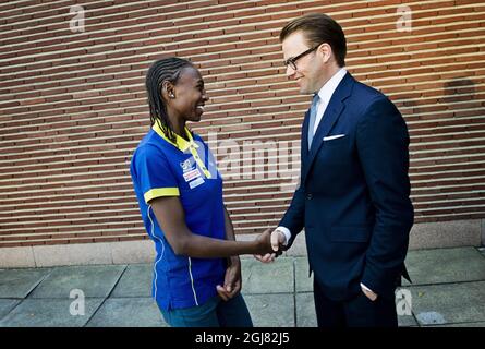 MOSKVA 2013-08-14 le prince Daniel est vu avec la coureuse Abeba Aregawi lors d'une réception pour les athlètes suédois à l'ambassade de Suède à Moscou, en Russie, le 14 août 2013. Foto: Erik Martensson / SCANPIX / Kod 10400 Banque D'Images