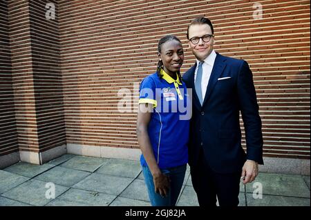 MOSKVA 2013-08-14 le prince Daniel est vu avec la coureuse Abeba Aregawi lors d'une réception pour les athlètes suédois à l'ambassade de Suède à Moscou, en Russie, le 14 août 2013. Foto: Erik Martensson / SCANPIX / Kod 10400 Banque D'Images