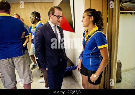 MOSKVA 2013-08-14 le Prince Daniel est vu avec le poteau vaulter Angelica Bengtsson lors d'une réception pour les athlètes suédois à l'ambassade de Suède à Moscou, Russie, le 14 août 2013. Foto: Erik Martensson / SCANPIX / Kod 10400 Banque D'Images