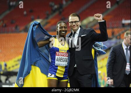 STOCKHOLM 20130815 le Prince Daniel est vu embrasser le coureur suédois Abeba Aregawi après avoir remporté la finale féminine de 1500m aux 14e championnats du monde de l'IAAF au stade Luzhniki à Moscou, en Russie, le 15 août 2013. Foto: Robban Andersson / XP / SCANPIX / Kod: 8502 ** HORS SUÈDE** Banque D'Images