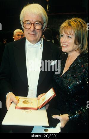 ARKIV STOCKHOLM 19951210. L'écrivain irlandais Seamus Heaney avec sa femme Marie après avoir reçu le prix Nobel de littérature lors de la cérémonie du prix Nobel. Seamus Heaney, écrivain, poète et lauréat du prix Nobel irlandais, est décédé à l'âge de 74 ans. Heaney a reçu le Prix Nobel de littérature 1995. Foto: Jack Mikrut / PRB / SCANPIX / Kod: 1013 Banque D'Images