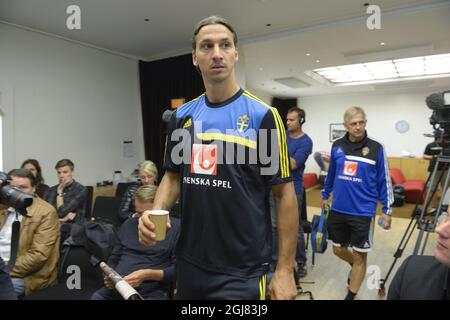 STOCKHOLM 20130904 Zlatan Ibrahimovic rencontre les médias lors de la conférence de presse de l'équipe nationale de football de Suède qui s'est tenue à Stockholm le 4 septembre 2013. Vendredi, la Suède jouera l'Irlande dans un match de qualification de la coupe du monde. Foto Bertil Enevag Ericson SCANPIX Kod 10000 Banque D'Images